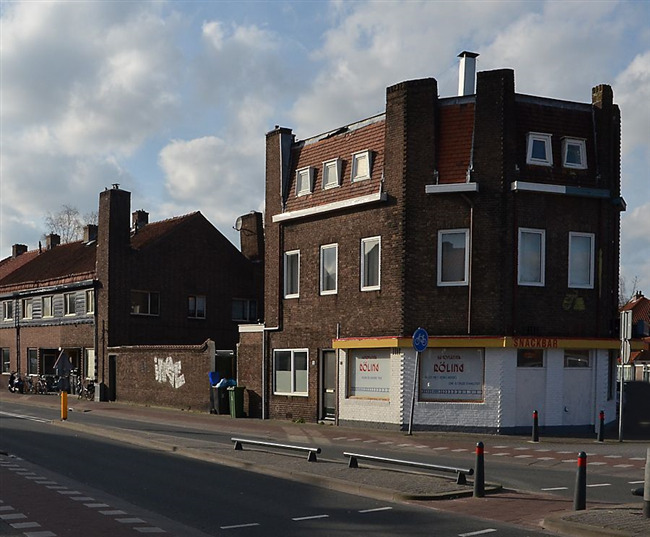 Een kop van het complex met winkelwoonhuis, links woningen.
              <br/>
              Richard Keijzer, 2014-03-02